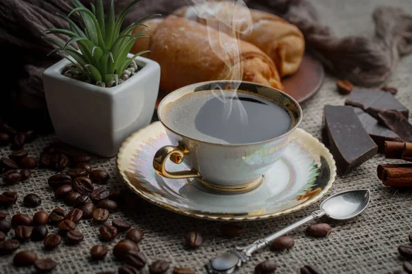 Caffè Una Tazza Uno Sfondo Chicchi Caffè Uno Sfondo Vecchio — Foto Stock