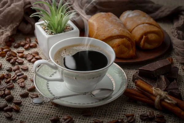 Kaffee Einer Tasse Auf Einem Hintergrund Aus Kaffeebohnen Auf Einem — Stockfoto