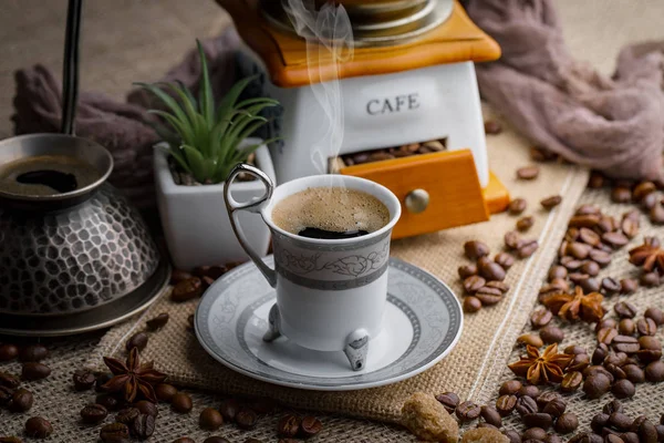Kávé Egy Csészében Egy Régi Háttér — Stock Fotó