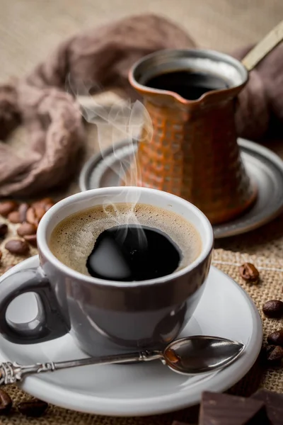 Eski Bir Arka Planda Bir Fincan Kahve — Stok fotoğraf