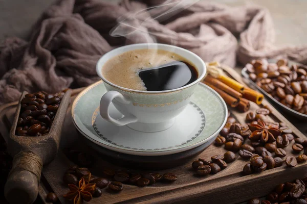 Caffè Una Tazza Uno Sfondo Chicchi Caffè Uno Sfondo Vecchio — Foto Stock