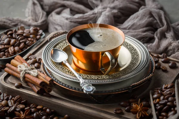 Caffè Una Tazza Uno Sfondo Chicchi Caffè Uno Sfondo Vecchio — Foto Stock