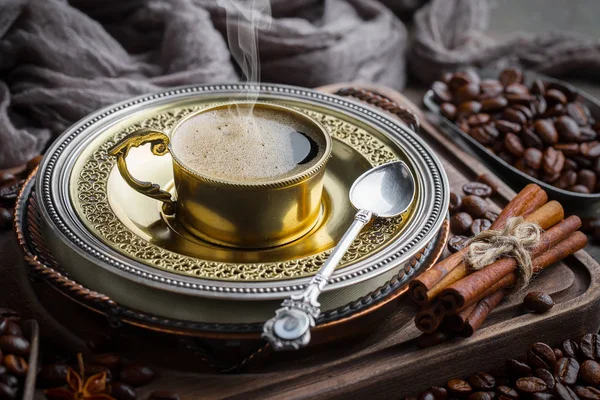 Caffè Una Tazza Uno Sfondo Chicchi Caffè Uno Sfondo Vecchio — Foto Stock