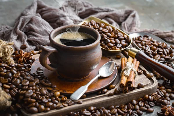 Caffè Una Tazza Uno Sfondo Chicchi Caffè Uno Sfondo Vecchio — Foto Stock