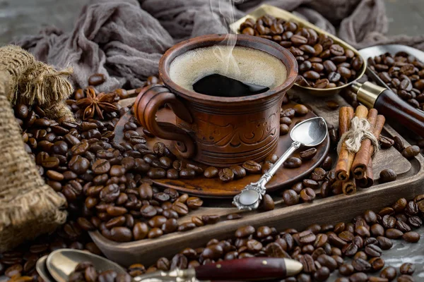 Caffè Una Tazza Uno Sfondo Chicchi Caffè Uno Sfondo Vecchio — Foto Stock