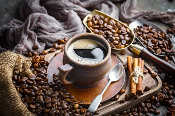 Caffè Una Tazza Uno Sfondo Chicchi Caffè Uno Sfondo Vecchio — Foto Stock