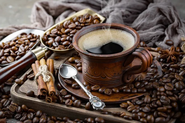 Koffie Een Kopje Een Achtergrond Van Koffiebonen Een Oude Achtergrond — Stockfoto