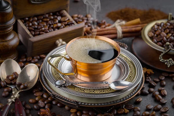 Kaffee Einer Tasse Auf Einem Hintergrund Aus Kaffeebohnen Auf Einem — Stockfoto