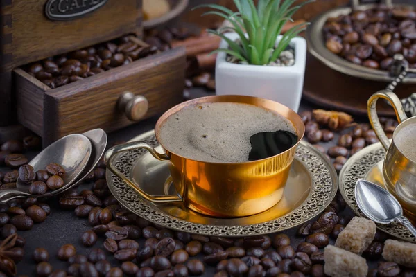 Kaffee Einer Tasse Auf Einem Hintergrund Aus Kaffeebohnen Auf Einem — Stockfoto