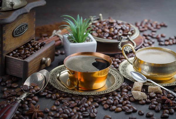 Kaffee Einer Tasse Auf Einem Hintergrund Aus Kaffeebohnen Auf Einem — Stockfoto