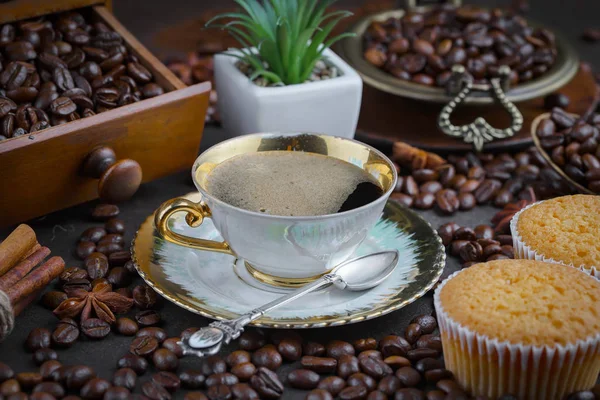 Koffie Een Kopje Een Achtergrond Van Koffiebonen Een Oude Achtergrond — Stockfoto