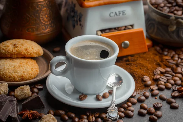 Caffè Una Tazza Uno Sfondo Chicchi Caffè Uno Sfondo Vecchio — Foto Stock