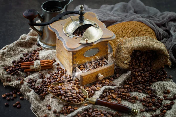 Caffè Una Tazza Uno Sfondo Chicchi Caffè Uno Sfondo Vecchio — Foto Stock