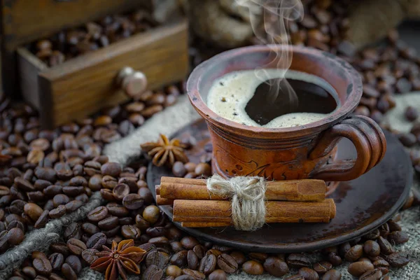 コーヒー豆の背景にカップでコーヒー 古い背景に — ストック写真