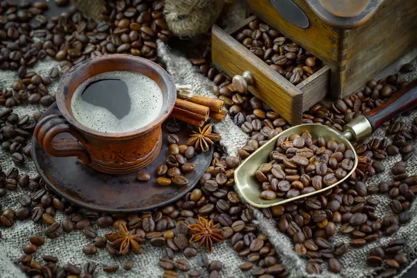 コーヒー豆の背景にカップでコーヒー 古い背景に — ストック写真