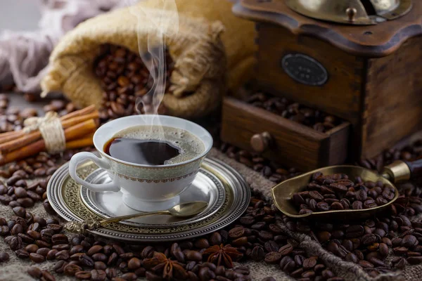 Káva Šálku Pozadí Kávových Zrn Starém Pozadí — Stock fotografie
