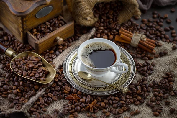 Caffè Una Tazza Uno Sfondo Chicchi Caffè Uno Sfondo Vecchio — Foto Stock