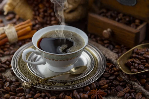 Caffè Una Tazza Uno Sfondo Chicchi Caffè Uno Sfondo Vecchio — Foto Stock