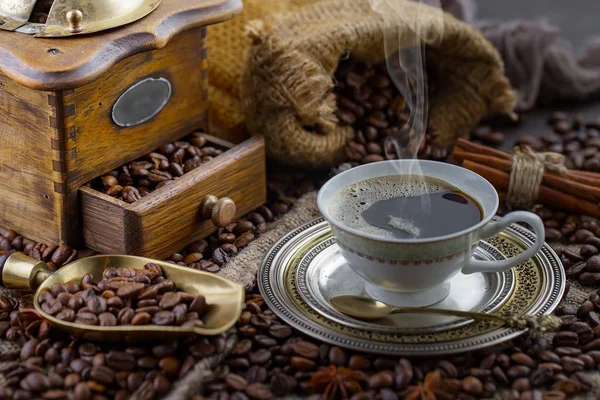 コーヒー豆の背景にカップでコーヒー 古い背景に — ストック写真