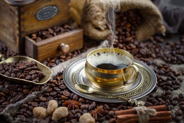 Kaffee Einer Tasse Auf Einem Hintergrund Aus Kaffeebohnen Auf Einem — Stockfoto