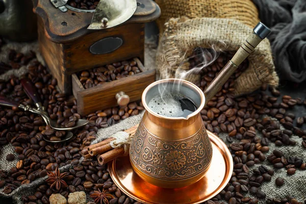 Kopi Cangkir Dengan Latar Belakang Biji Kopi Dengan Latar Belakang — Stok Foto