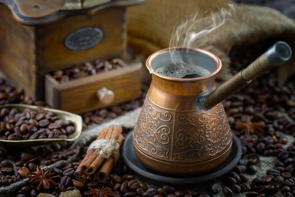 コーヒー豆の背景にカップでコーヒー 古い背景に — ストック写真