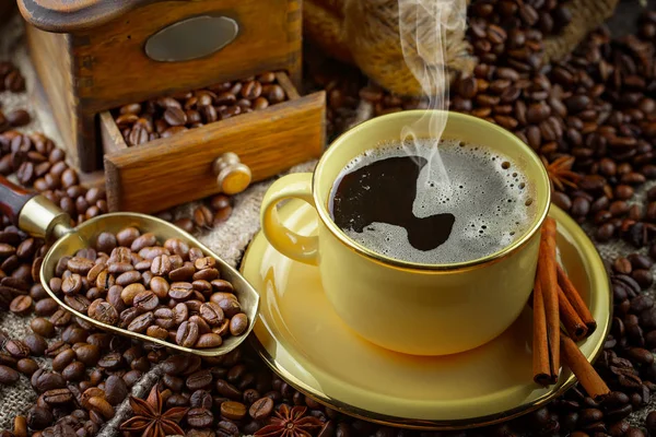 Koffie Een Kopje Een Achtergrond Van Koffiebonen Een Oude Achtergrond — Stockfoto