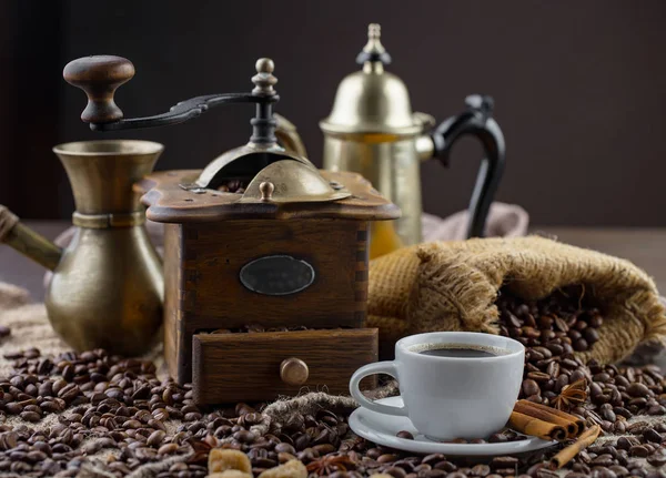 Kaffee Einer Tasse Auf Einem Hintergrund Aus Kaffeebohnen Auf Einem — Stockfoto