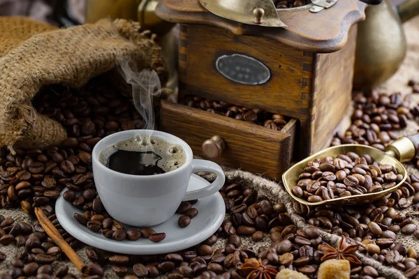 Caffè Una Tazza Uno Sfondo Chicchi Caffè Uno Sfondo Vecchio — Foto Stock