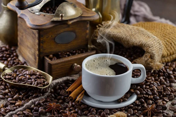 Káva Šálku Pozadí Kávových Zrn Starém Pozadí — Stock fotografie