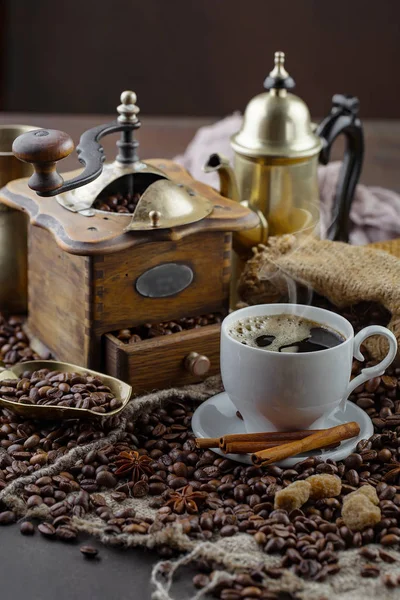 Kaffee Einer Tasse Auf Einem Hintergrund Aus Kaffeebohnen Auf Einem — Stockfoto