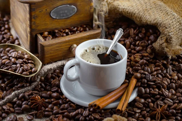 Caffè Una Tazza Uno Sfondo Chicchi Caffè Uno Sfondo Vecchio — Foto Stock