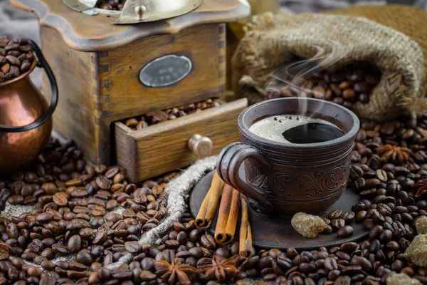 Koffie Een Kopje Een Achtergrond Van Koffiebonen Een Oude Achtergrond — Stockfoto