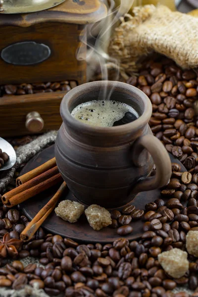Zwarte Koffie Een Oude Achtergrond Een Kopje — Stockfoto
