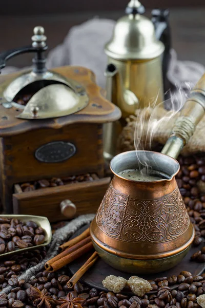 Zwarte Koffie Een Oude Achtergrond Een Kopje — Stockfoto