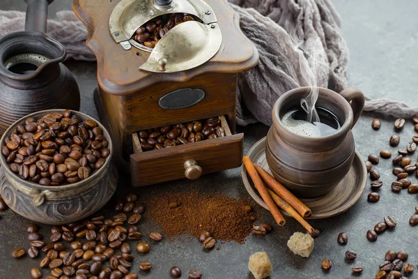 Café Negro Sobre Fondo Viejo Una Taza —  Fotos de Stock