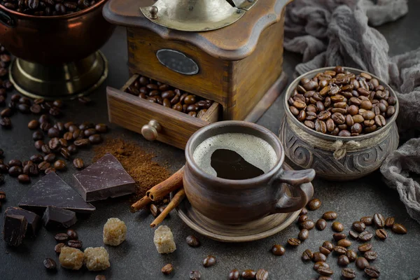 Café Negro Sobre Fondo Viejo Una Taza —  Fotos de Stock