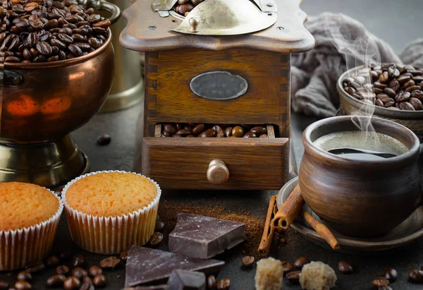 Café Noir Sur Vieux Fond Dans Une Tasse — Photo