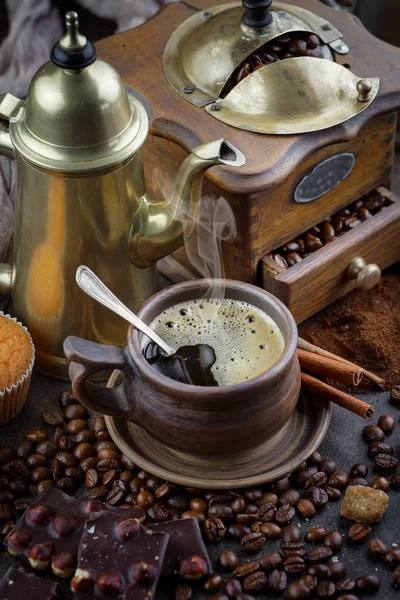 Schwarzer Kaffee Auf Altem Hintergrund Einer Tasse — Stockfoto