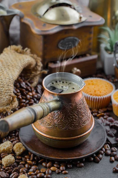 Zwarte Koffie Een Oude Achtergrond Een Kopje — Stockfoto