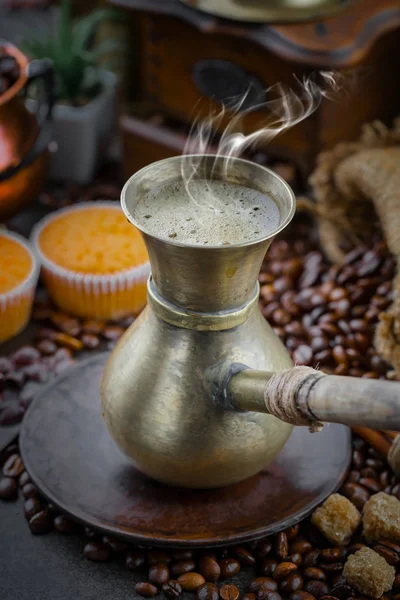 Zwarte Koffie Een Oude Achtergrond Een Kopje — Stockfoto