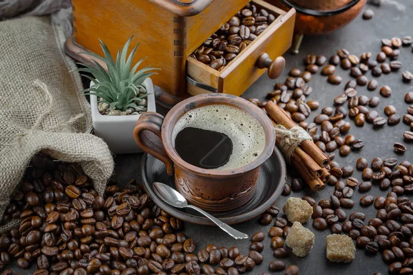 Café Noir Sur Vieux Fond Dans Une Tasse — Photo