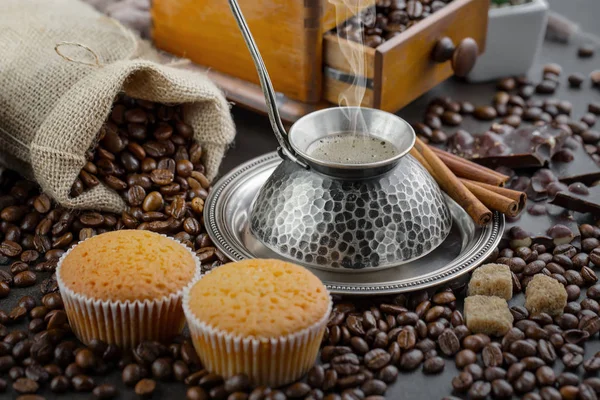 Zwarte Koffie Een Oude Achtergrond Een Kopje — Stockfoto