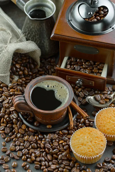 Zwarte Koffie Een Oude Achtergrond Een Kopje — Stockfoto