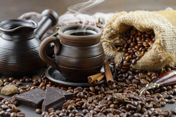 Zwarte Koffie Een Oude Achtergrond Een Kopje — Stockfoto