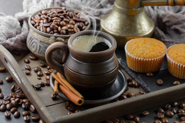 Schwarzer Kaffee Auf Altem Hintergrund Einer Tasse — Stockfoto