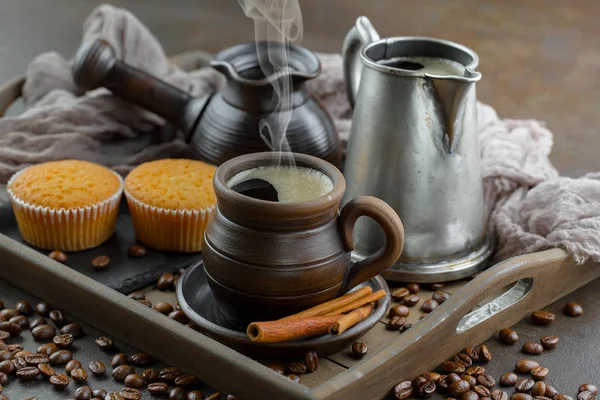 Zwarte Koffie Een Oude Achtergrond Een Kopje — Stockfoto