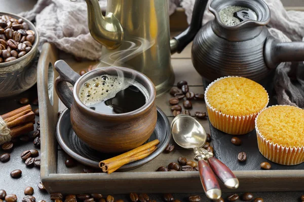 Eski bir fincanda sade kahve.