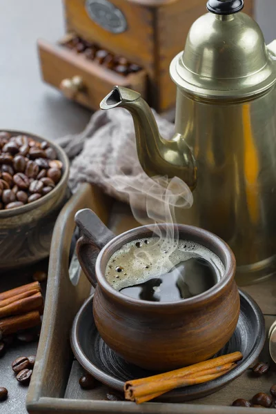 Zwarte Koffie Een Oude Achtergrond Een Kopje — Stockfoto