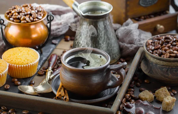 Zwarte Koffie Een Oude Achtergrond Een Kopje — Stockfoto